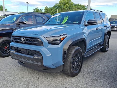 Certified 2025 Toyota 4Runner SR5 AWD/4WD image 2