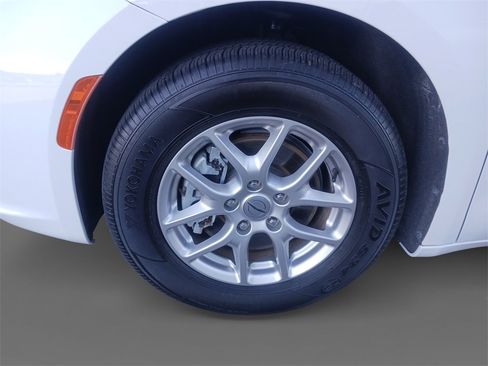 Used 2024 Chrysler Pacifica Touring-L image 15