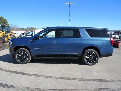 Used 2025 GMC Yukon XL Elevation w/ Elevation Premium Package image 3