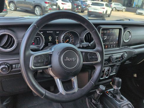Used 2018 Jeep Wrangler Unlimited Sahara AWD/4WD image 9