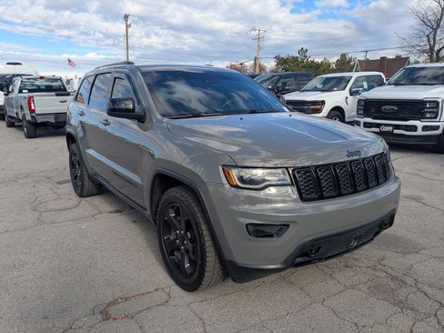 Used 2020 Jeep Grand Cherokee Laredo image 1