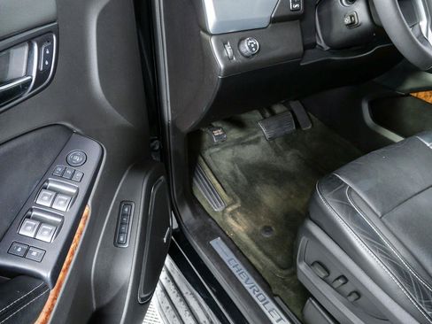 Used 2015 Chevrolet Suburban LTZ RWD image 8