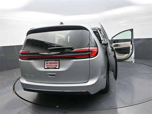 Used 2024 Chrysler Pacifica Touring-L image 38