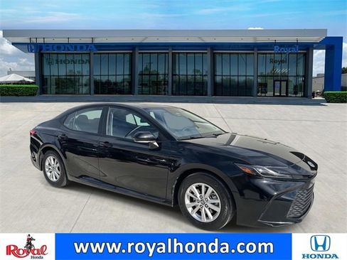 Used 2025 Toyota Camry LE image 1