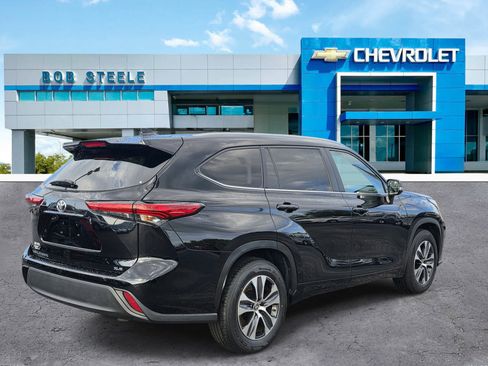 Used 2023 Toyota Highlander XLE FWD image 4