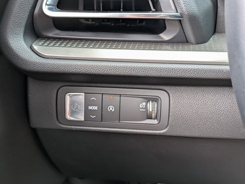Used 2025 Chevrolet Traverse LT FWD image 23
