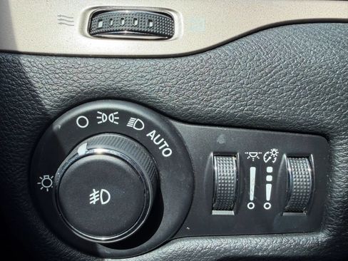 Used 2015 Jeep Cherokee Latitude w/ Cold Weather Group AWD/4WD image 25