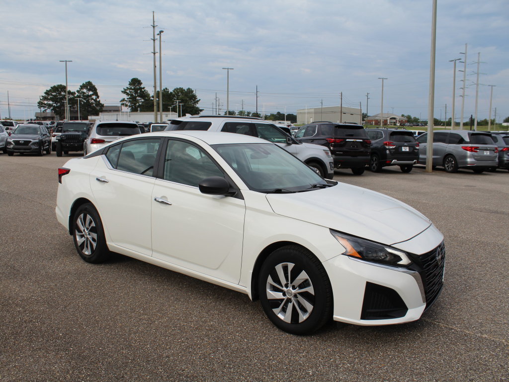 Used 2024 Nissan Altima 2.5 S FWD image 3