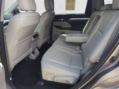 Used 2015 Toyota Highlander XLE FWD image 11