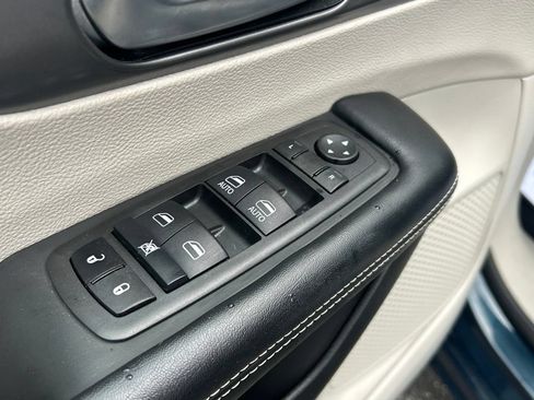 Used 2022 Chrysler Pacifica Touring-L AWD/4WD image 11