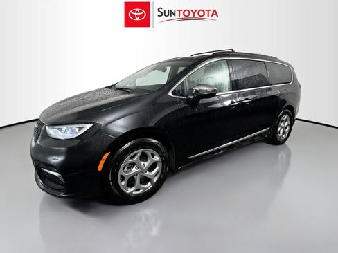Used 2023 Chrysler Pacifica Limited FWD image 9