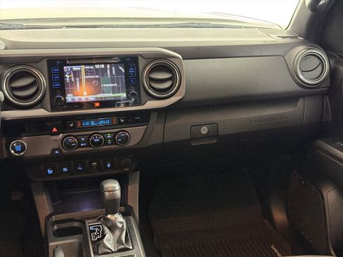 Used 2017 Toyota Tacoma TRD Off-Road image 29