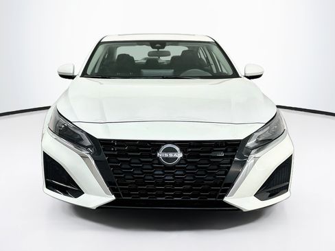 Used 2024 Nissan Altima 2.5 SV w/ SV Premium Package FWD image 2