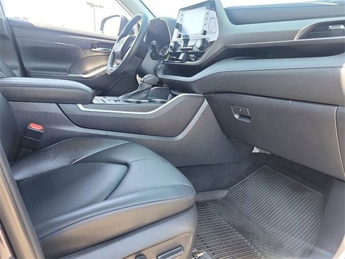 Used 2022 Toyota Highlander XLE image 22