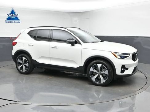 Used 2024 Volvo XC40 B5 Plus AWD/4WD image 1