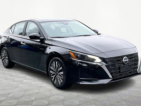 Used 2024 Nissan Altima 2.5 SV w/ SV Premium Package image 1