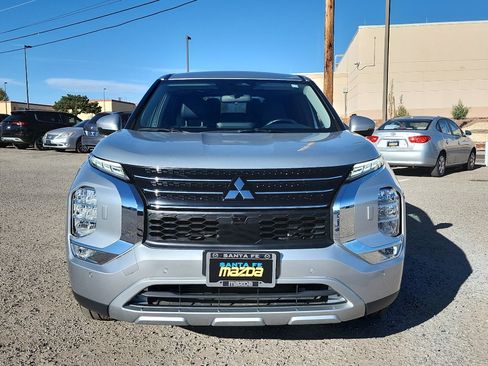 Used 2024 Mitsubishi Outlander SE image 2