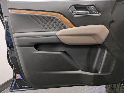 Used 2025 GMC Canyon Denali image 8