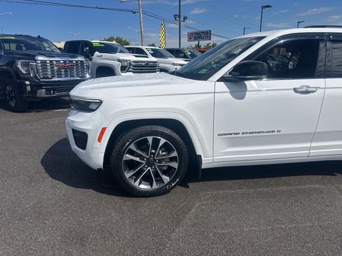 Used 2023 Jeep Grand Cherokee Overland w/ Adv Protech Group III AWD/4WD image 2