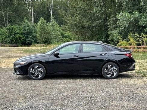 Certified 2025 Hyundai Elantra Sport FWD image 28