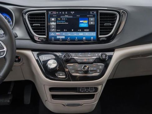 Used 2024 Chrysler Pacifica Touring-L image 22