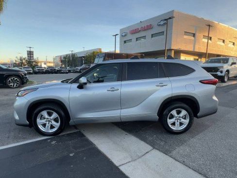 Used 2023 Toyota Highlander LE image 5