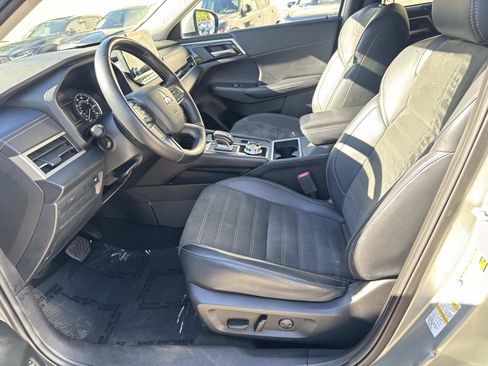 Used 2024 Mitsubishi Outlander FWD image 12