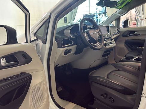 Used 2023 Chrysler Pacifica Touring-L FWD image 8