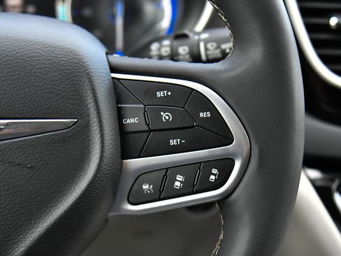 Used 2023 Chrysler Pacifica Touring-L FWD image 32