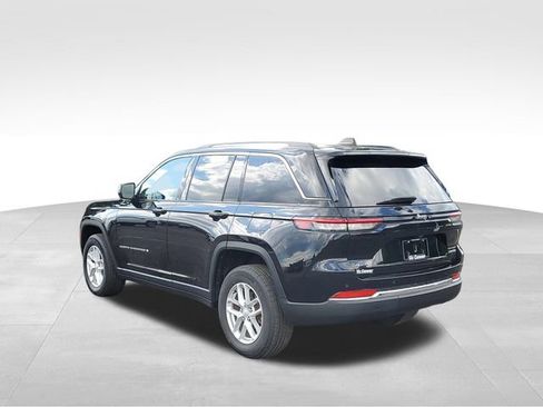 Used 2023 Jeep Grand Cherokee Laredo w/ Luxury Tech Group I AWD/4WD image 4