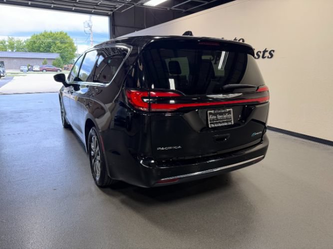 Used 2024 Chrysler Pacifica Limited FWD image 3