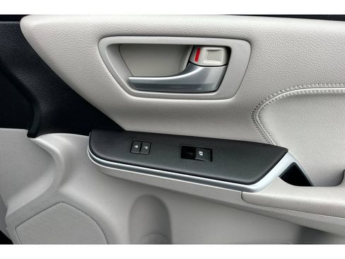 Used 2015 Toyota Camry XLE w/ Advanced Technology Package FWD image 19