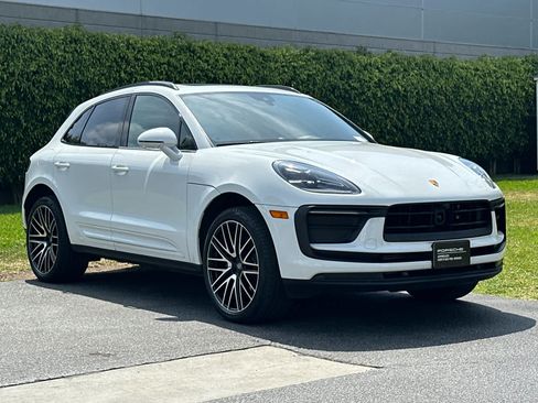Certified 2025 Porsche Macan AWD/4WD image 10