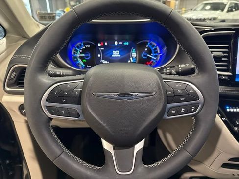 Used 2023 Chrysler Pacifica Touring-L FWD image 15