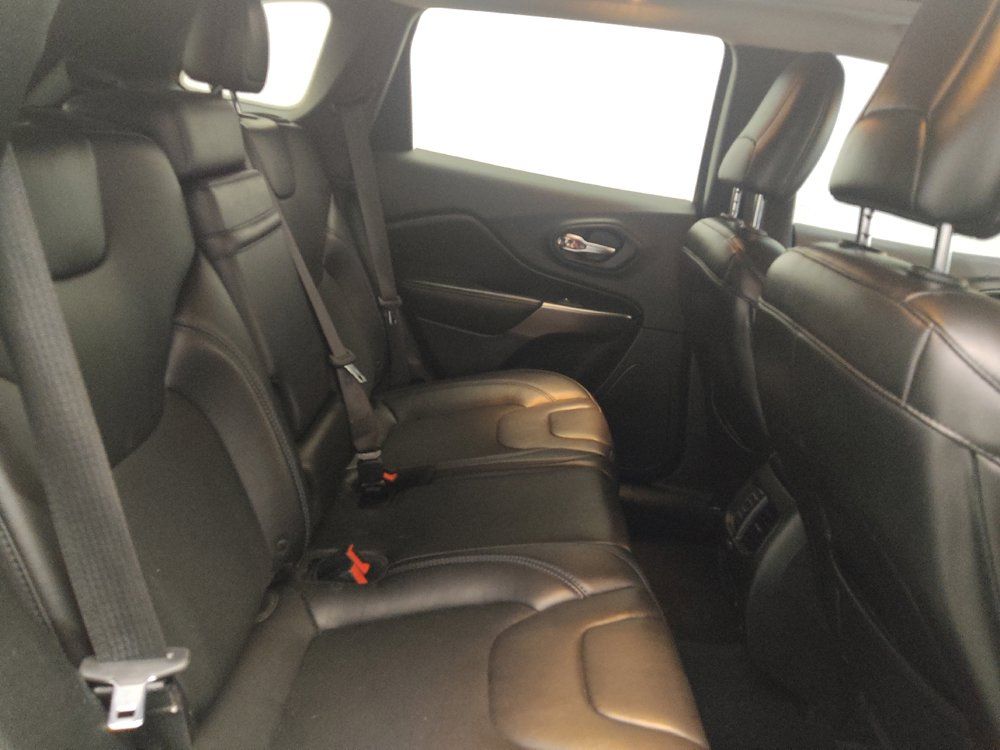 Used 2019 Jeep Cherokee Latitude Plus w/ Comfort/Convenience Group FWD image 19
