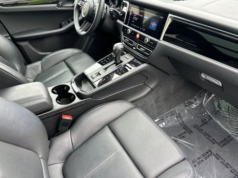 Certified 2025 Porsche Macan image 17