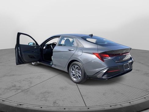 Used 2024 Hyundai Elantra SEL image 10