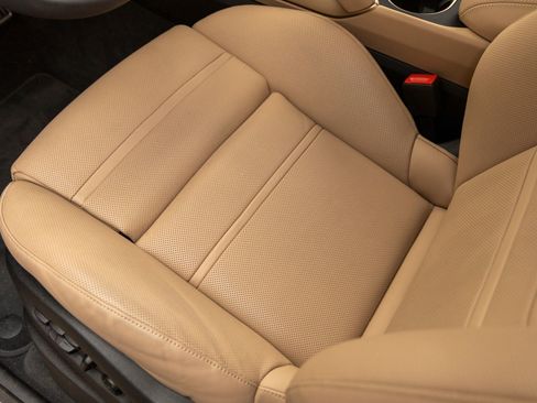 Certified 2025 Porsche Cayenne Turbo AWD/4WD image 24