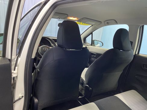 Used 2012 Toyota Yaris 4-Door Hatchback image 21