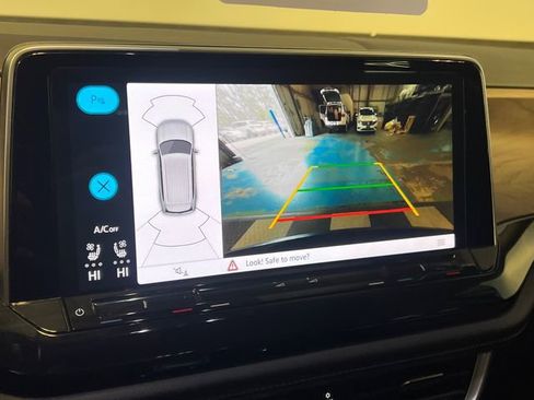 Certified 2025 Volkswagen Atlas SE image 31