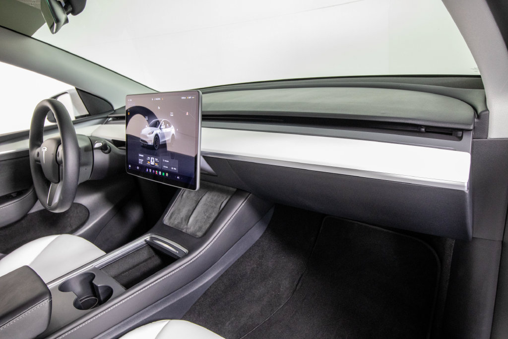 Used 2025 Tesla Model Y Performance AWD/4WD image 19