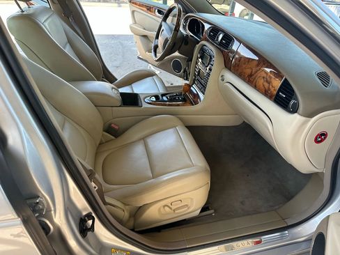 Used 2004 Jaguar XJ8 image 5