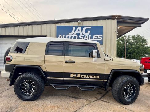Used 2014 Toyota FJ Cruiser 2WD w/ Upgrade Package image 8