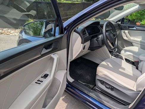 Used 2022 Volkswagen Tiguan SE w/ Panoramic Sunroof Package FWD image 26