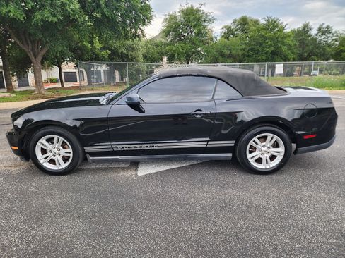 Used 2010 Ford Mustang Convertible RWD image 4