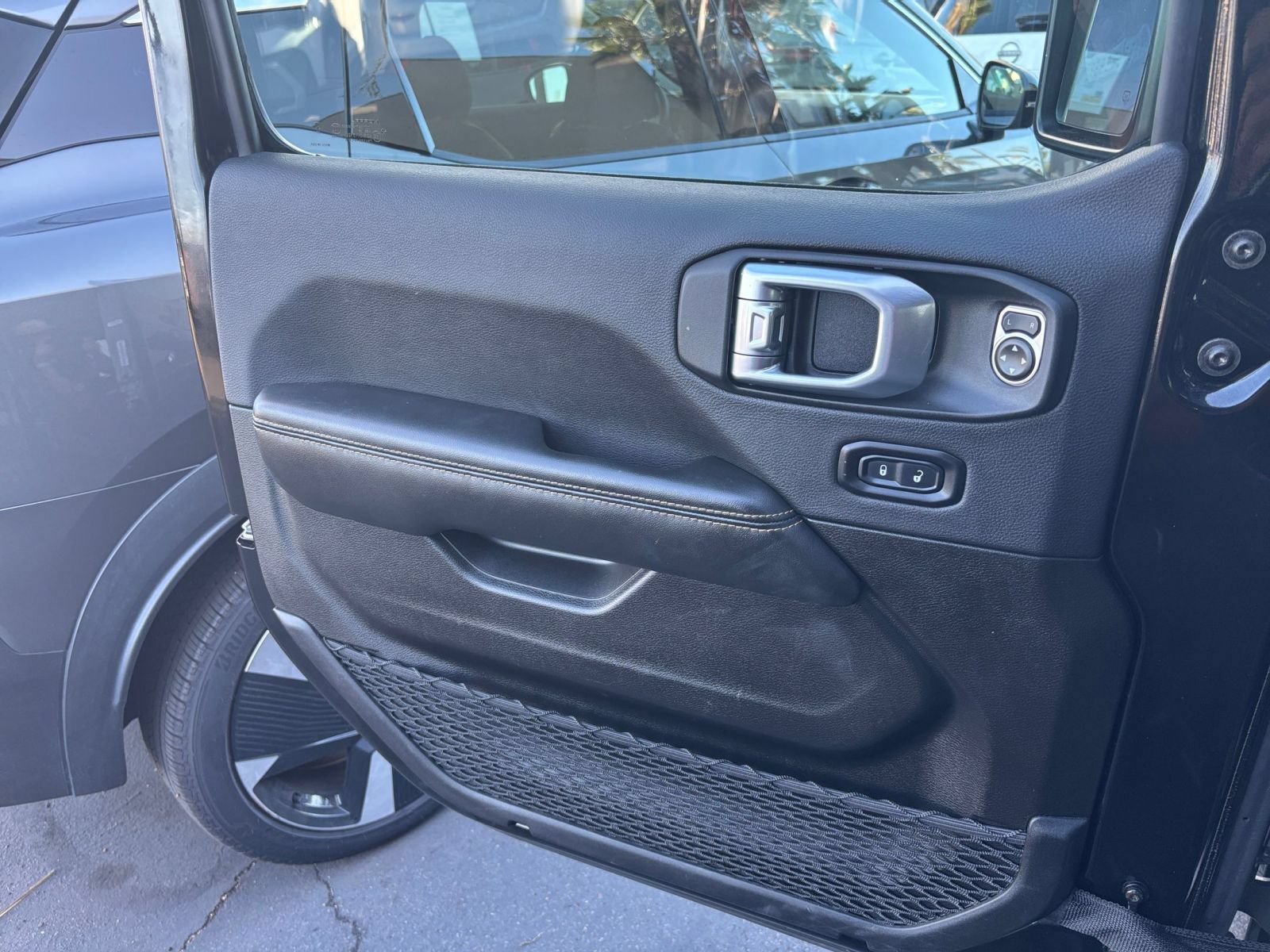 Used 2025 Jeep Wrangler Unlimited Sahara AWD/4WD image 18