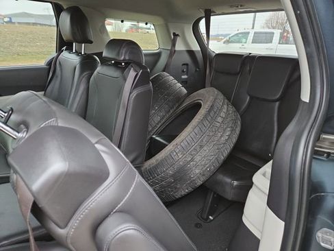 Used 2024 Kia Carnival EX image 32