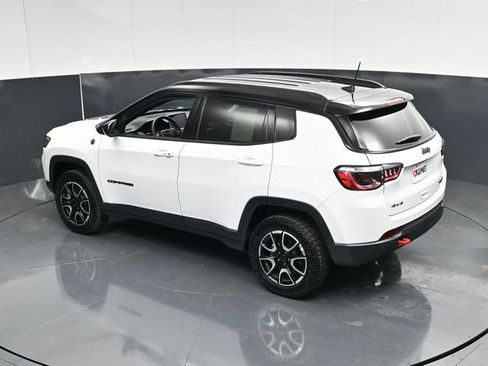 Used 2025 Jeep Compass Trailhawk AWD/4WD image 48