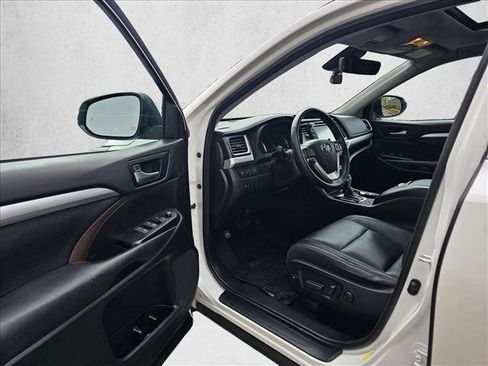 Used 2018 Toyota Highlander XLE AWD/4WD image 17