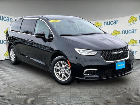 Used 2023 Chrysler Pacifica Touring-L FWD image 1